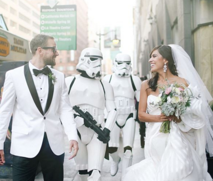 un mariage geek sur thème star wars, photo de couple de mariés accompagnés de soldats imprériaux