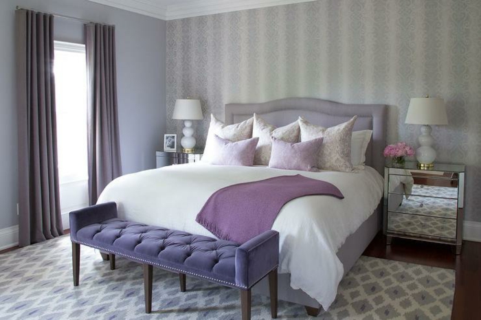 Belle déco chambre rose et gris couleur prune chambre violet prune table de chevet argenté miroir