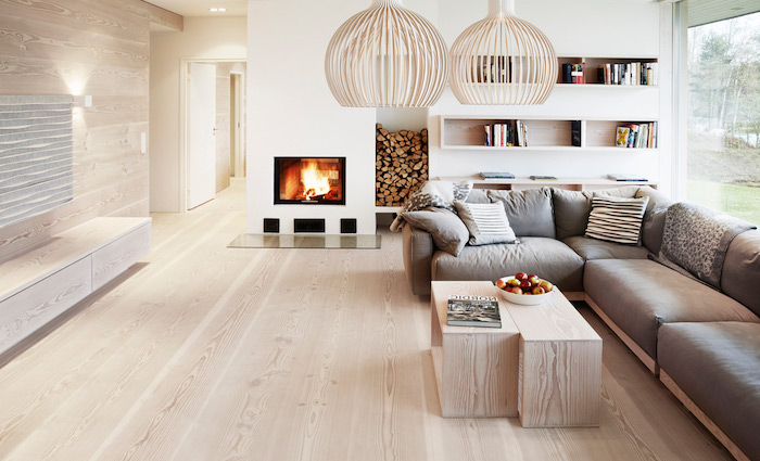 inspiration scandinave, parquet en bois clair, canapé d'angle en gris avec coussins, suspension luminaire beige