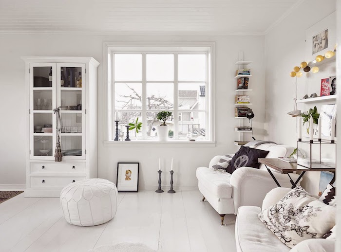 deco salon style scandinave, étagère murale en bois peinte en blanc, guirlande lumineuse, fauteuil en cuir blanc