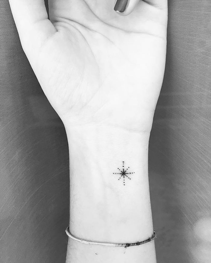 petit tatouage poignet femme discret étoile pointillés mini