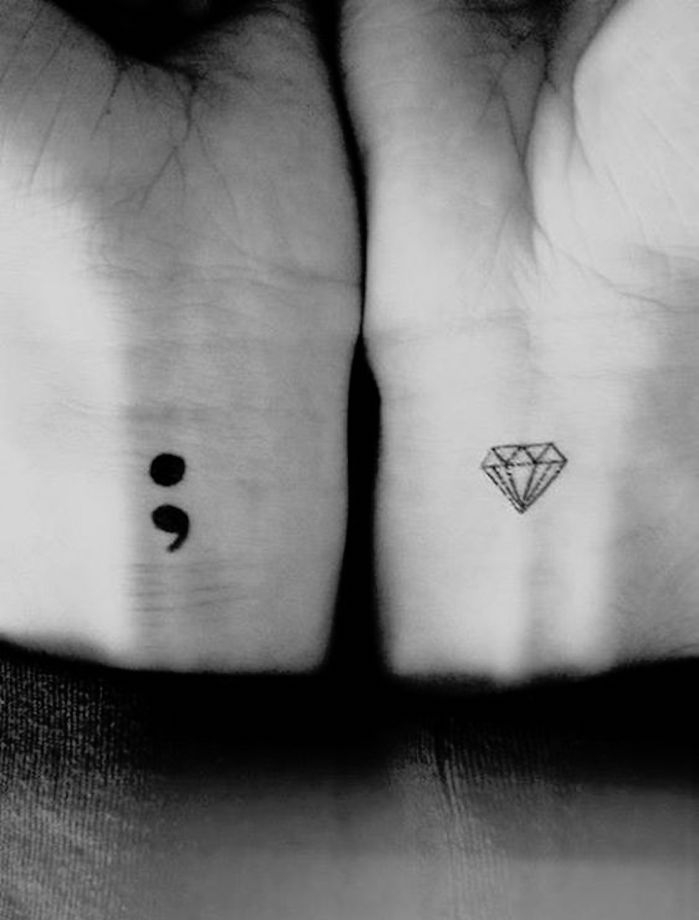 idée tatouages poignets discret fin tattoo mini diamant point virgule