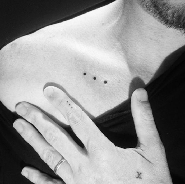 tatouage clavicule homme discret mini tattoo epaule points noirs