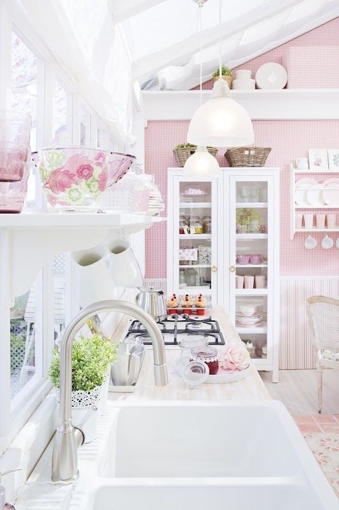 papier peint rayures rose et blanc, cuisine style shabby chic, plan de travail en bois clair, vaisselier blanc et vaisselle blanche et aux tons pastels clairs