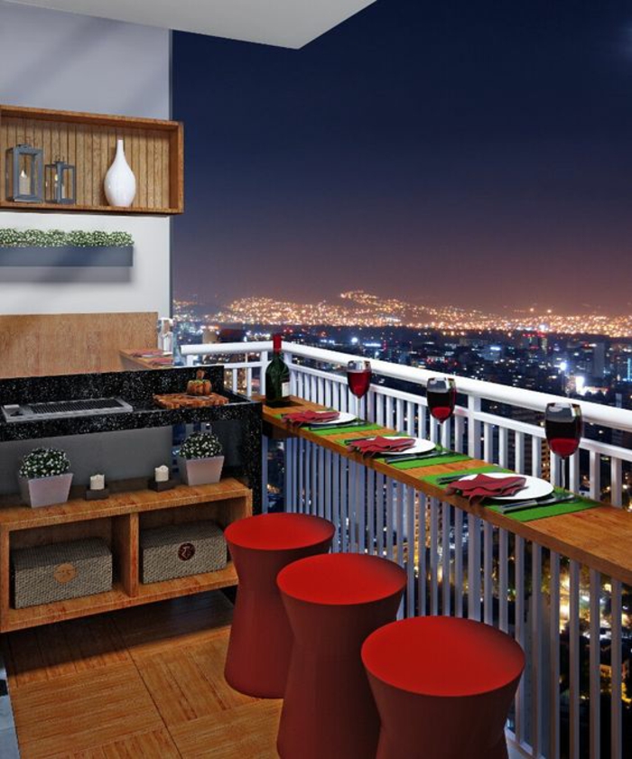 terrasse couverte avec des tabourets élégants en rouge et belle vue sur la ville en lumières