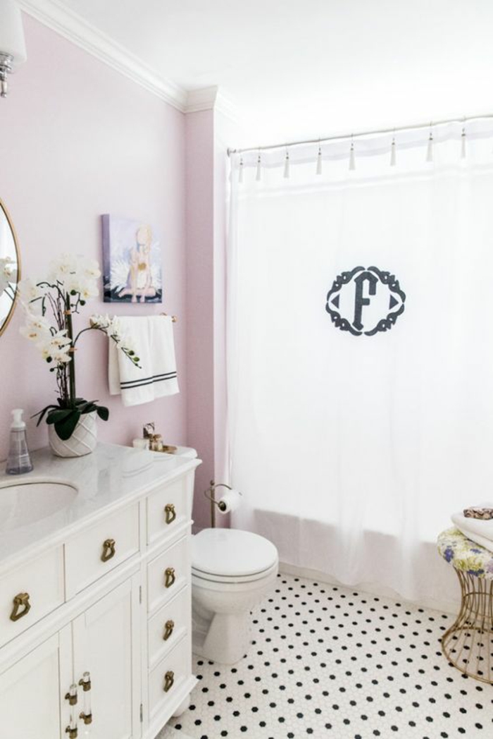 petites salle de bain avec meuble blanc aux manches style rétro et rideaux douche au monogramme