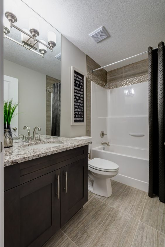 petites salle de bain aux meubles marron et carrelage lavabo imitation marbre