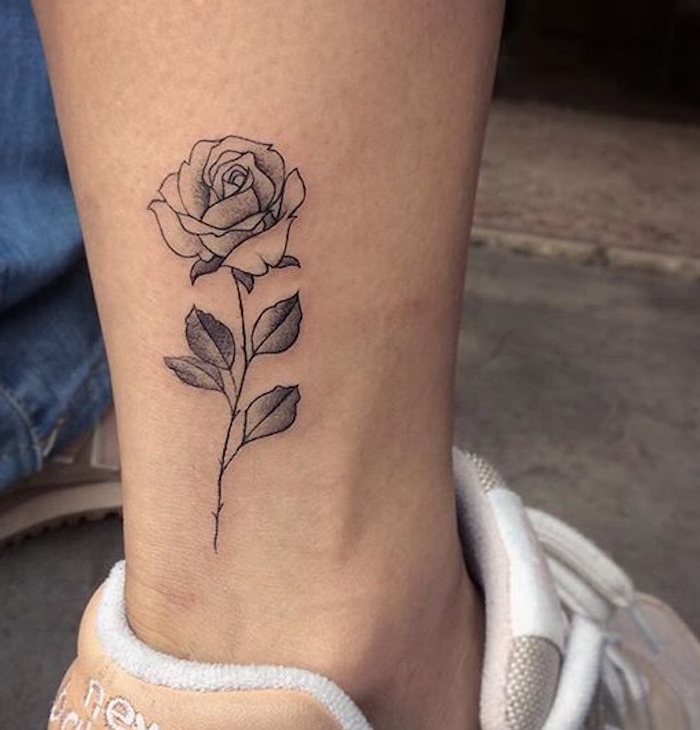 tatouage de rose à la cheville noire et blanc tattoo mollet