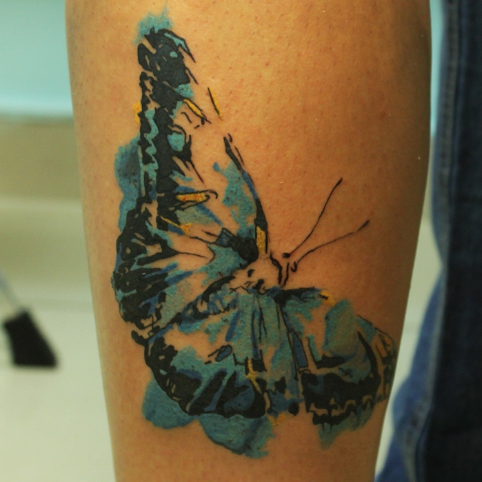 papillon tatouage, dessin en encre sur jambe, papillon en noir et vert, tatouage temporaire