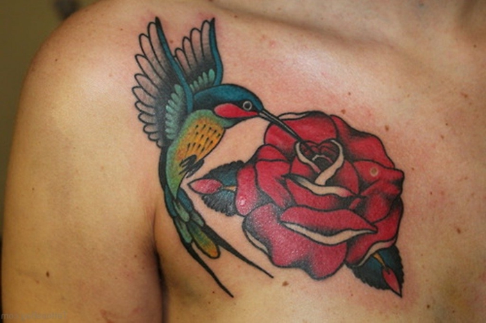 modele tatouage femme, tatouage original rose, tatouage floral sous la clavicule