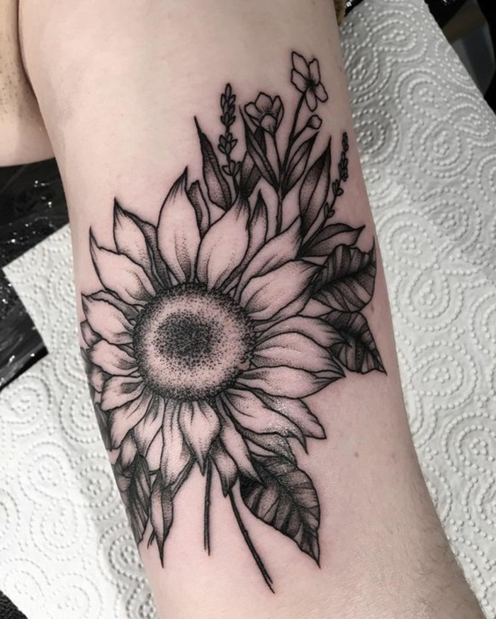 modele tatouage femme, tournesol encre noire, fleurs de la plaine en noir