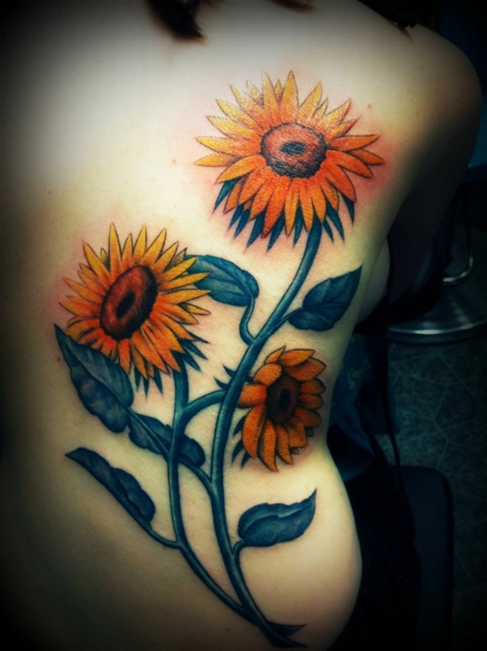 modele tatouage femme, tournesol tatoué, corolles fleuries romantiques