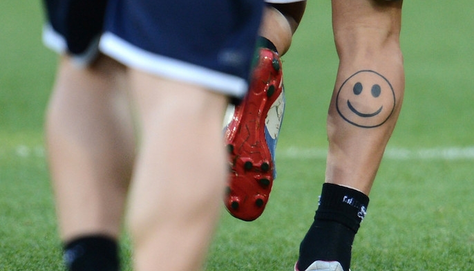 idée tatouage jambe homme humour tatouage smiley mollet