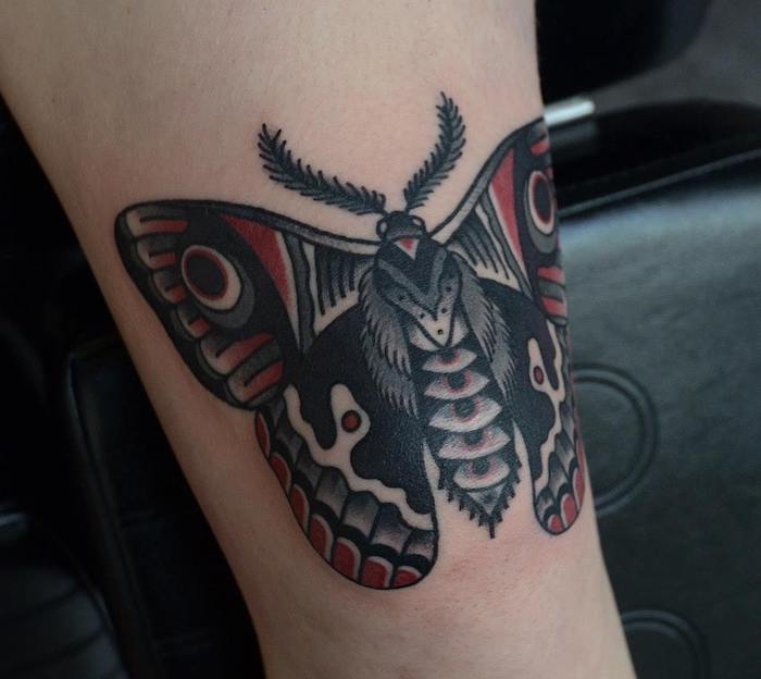 tatouage papillon, art corporel en rouge et noir, tatouage sur jambe ou avant bras pour homme