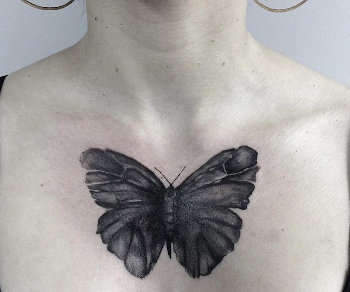 papillon tatouage, femme aux cheveux attachés, design tatouage papillon sur poitrine