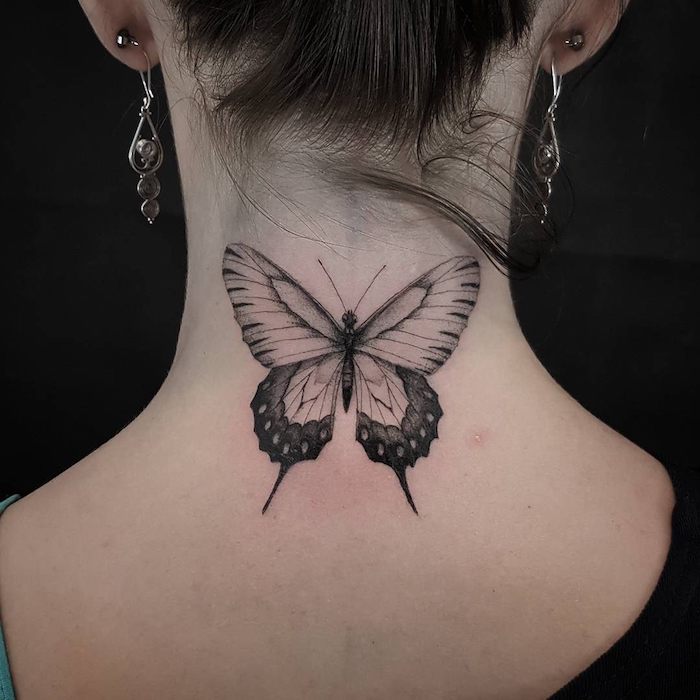 tatouage papillon, femme aux cheveux attachés en marron foncé, boucles d'oreilles en argent, tattoo sur le cou