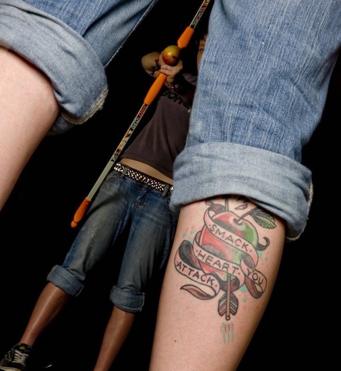 tatouage homme jambe sur le mollet tattoo pomme adam