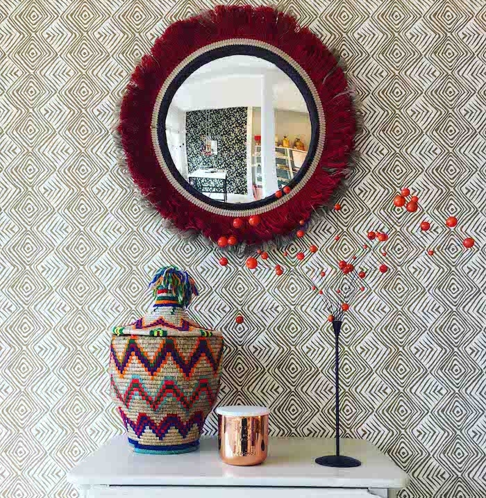 papier peint motifs géométriques, meuble imitation marbre, objets décoratifs à motifs ethniques, accessoire en cuivre
