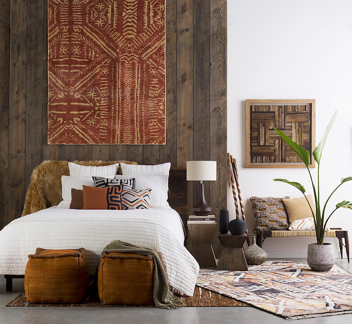 tapis motifs géométriques, chambre à coucher aux murs blancs, décoration murale à motifs ethniques orange et beige