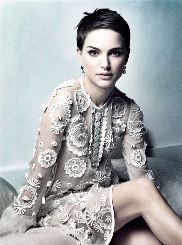 coiffure garçonne simple, cheveux chatain, robe détails en dentelle, nathalie portman