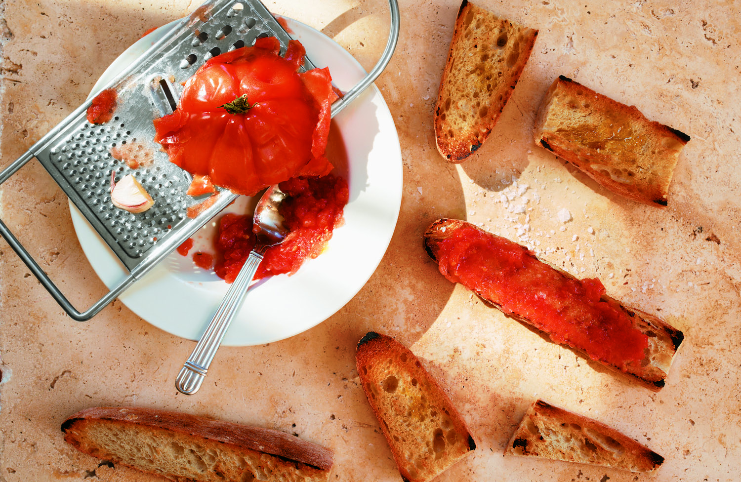 recette classique de pan con tomate ou toast aux tomates avec ail et sel, idée de tapas recette facile a faire