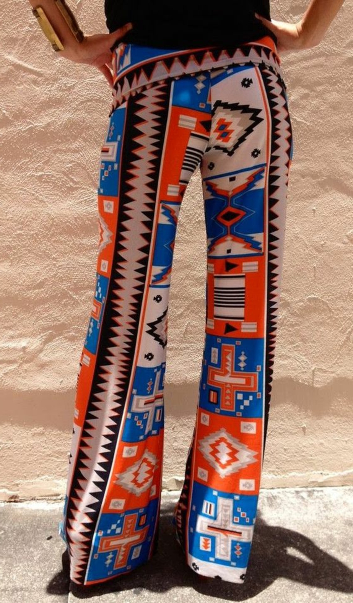 pantalon fluide blanc style chic ethnique, tenue avec patterns géométriques en bleu et orange