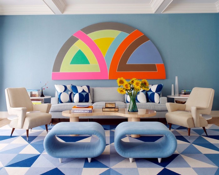 déco appartement, murs peints en bleu, plafond blanc avec déco en plâtre, tapis en bleu clair et foncé à motifs triangulaires