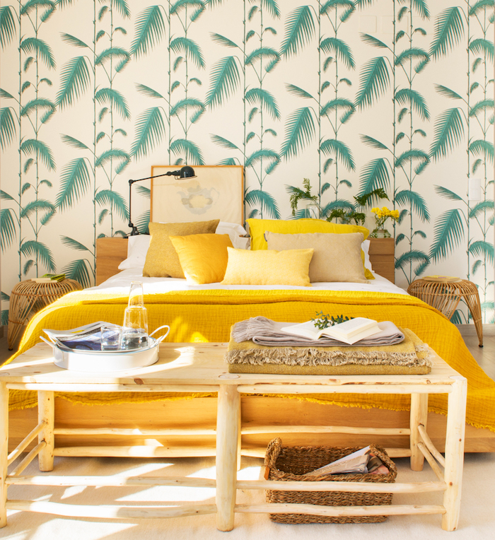 oasis tropical, aménagement chambre à coucher, lit king size avec couverture et coussins jaunes, papier peint à motifs tropicales