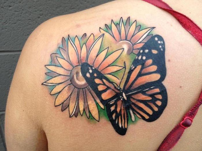 tatouage couleur, dessin en encre à motifs papillon monarque, tatouage avec tournesols