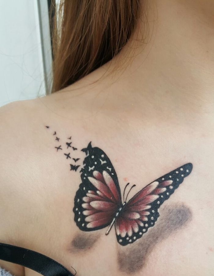 tatouage papillon 3d, femme aux cheveux brun, dessin en noir et violet, papillon sur le corps