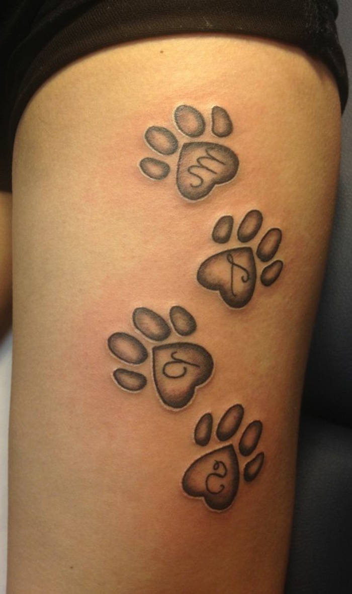 patte de chat tatouage, pattes en forme de coeurs, tatouages d'animaux