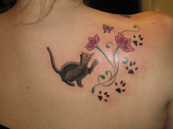 patte de chat tatouage, empreintes de chat et fleurs tatouées sur l'épaule