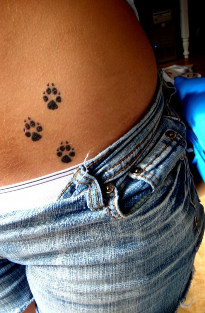 patte de chat tatouage, trois pattes de chien tatouage femme