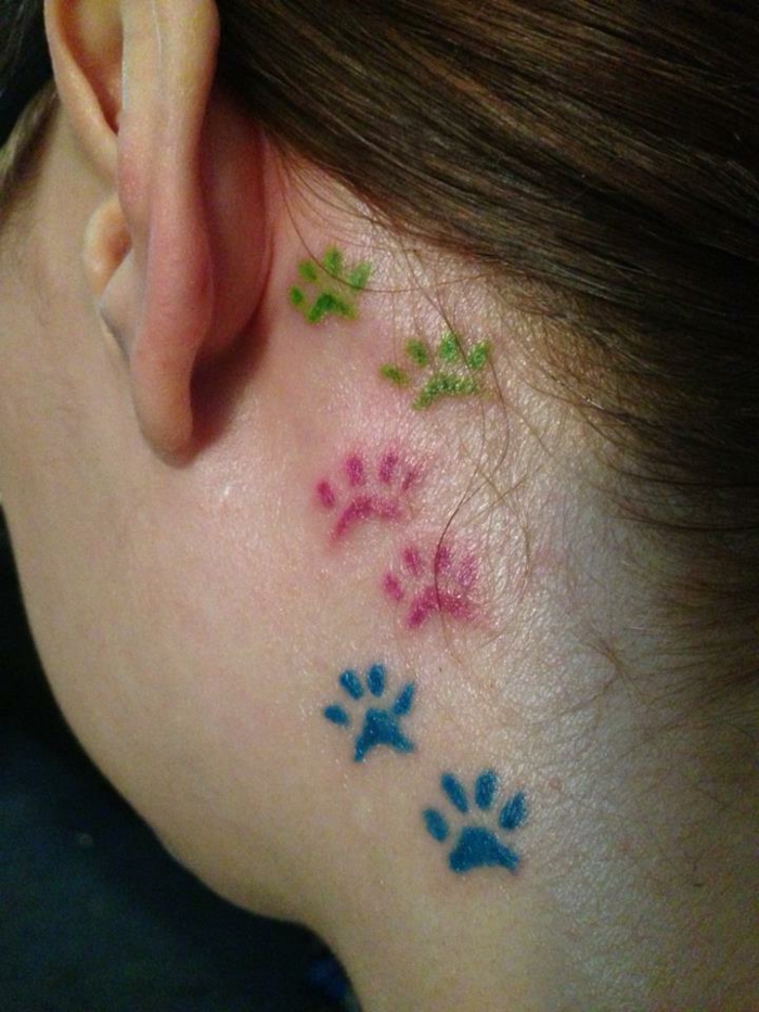 patte de chat tattoo, tatouage trace de pattes en couleurs derrière l'oreille