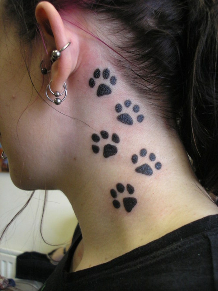 patte de chat tattoo, les pieds des chats ont laissé leurs empreintes sur le cou