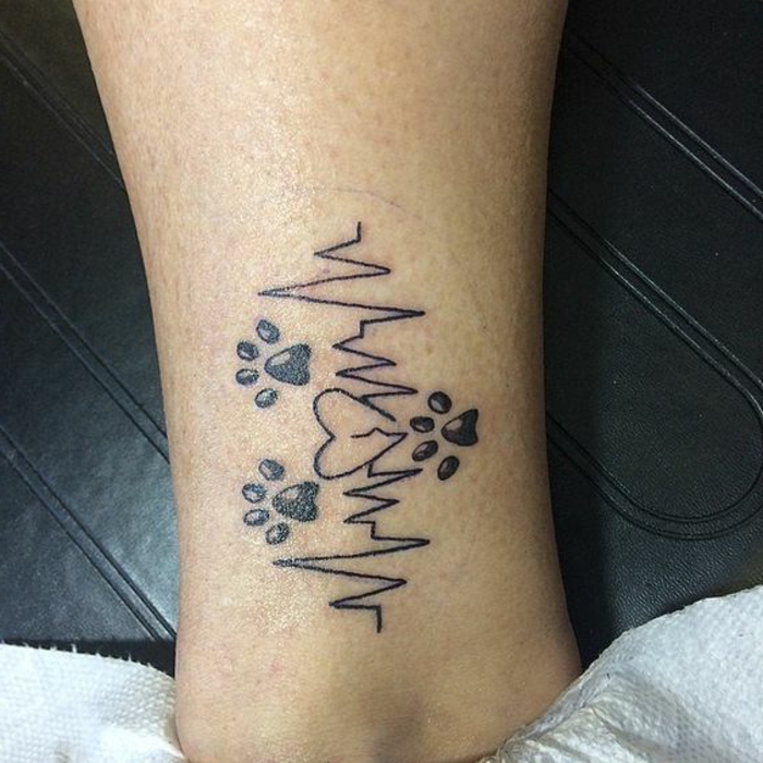 patte de chat tattoo, tatouage stylisé coeur, pattes et cardiogramme