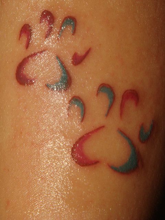patte de chat tattoo, deux empreintes de pattes en bleu et rouge