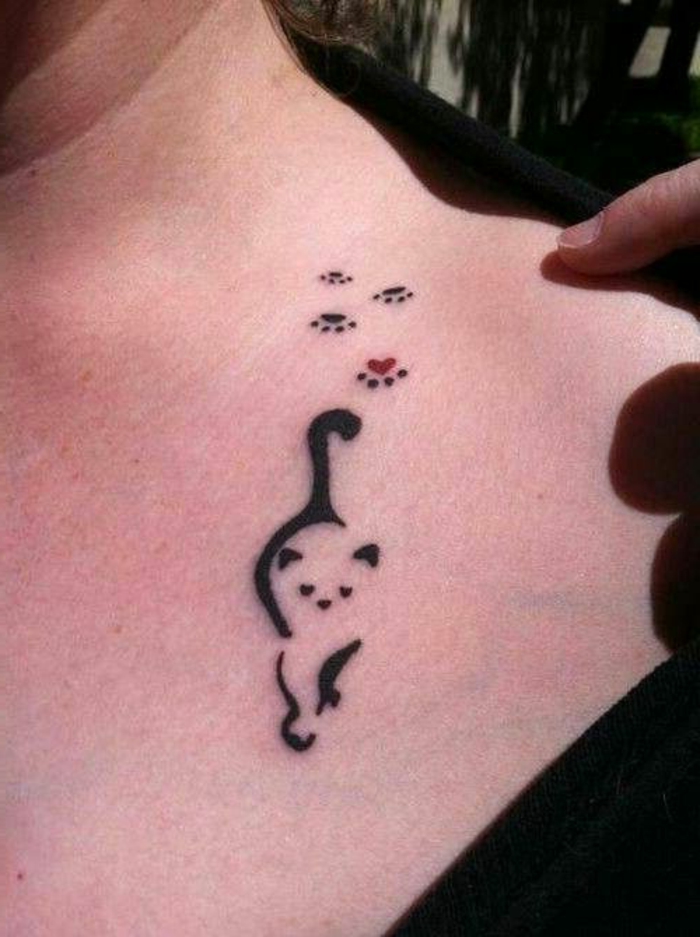 patte de chat tattoo, tatouage original sur l'épaule, chat et ses empreintes