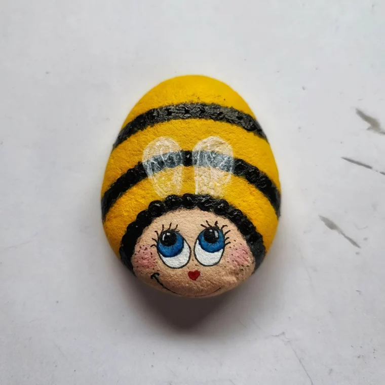 peinture abeille sur galets visage yeux nez en coeur lignes jaunes