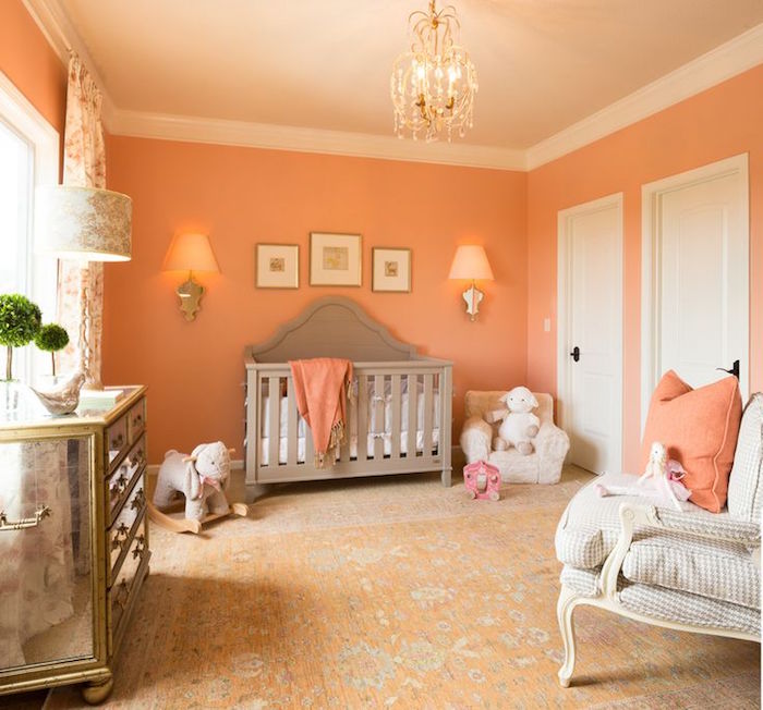 décoration chambre bébé meubles vintage et mur couleur saumon corail