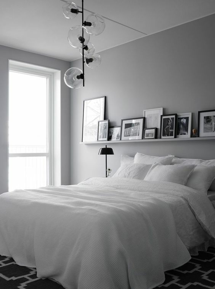 gris perle chambre a coucher avec un luminaire en métal noir et des grands globes en verre transparent