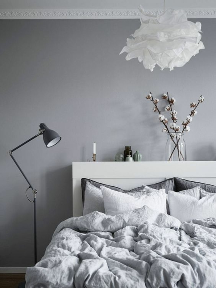 gris perle chambre a coucher lit avec des coussins en blanc et gris avec luminaire en carton blanc en volants