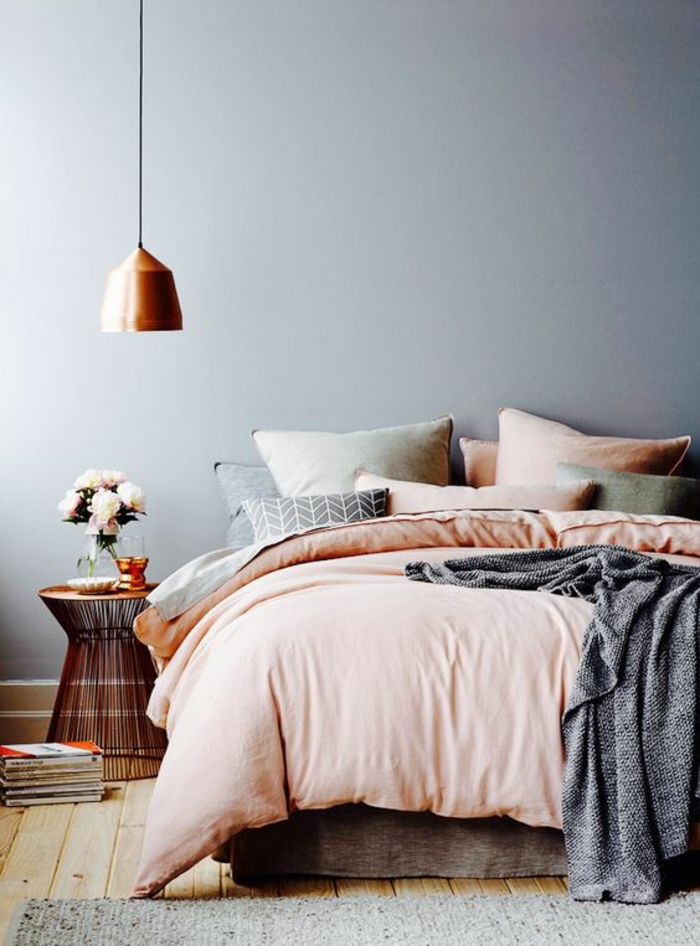 gris perle chambre a coucher suspension aux reflets metalliques lit coloré couverture et coussins 