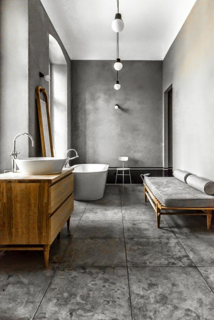 couleur gris perle salle de bain spacieuse baignoire et vasque lavabo blancs meuble lavabo en bois clair