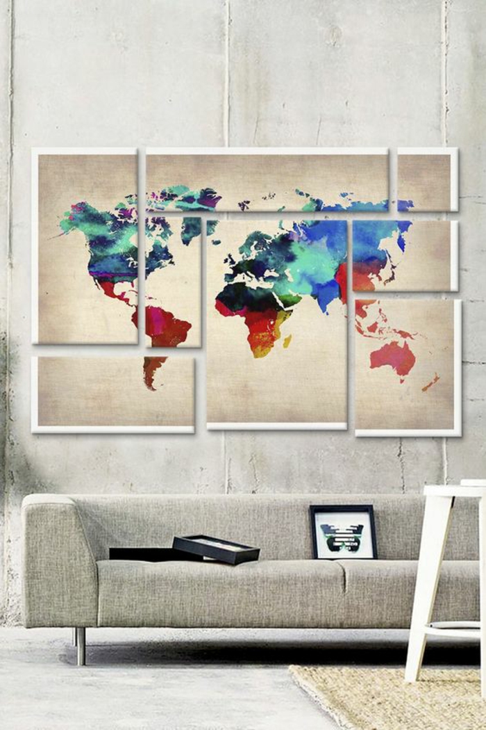 gris perle avec l;a carte du monde au mur en couleurs vives avec canapé gris long