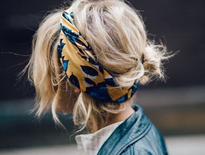 idée de coiffure facile boheme chic, petit chignon bas de derrière, mèches libres rebelles, un bandeau de tête bleu et jaune