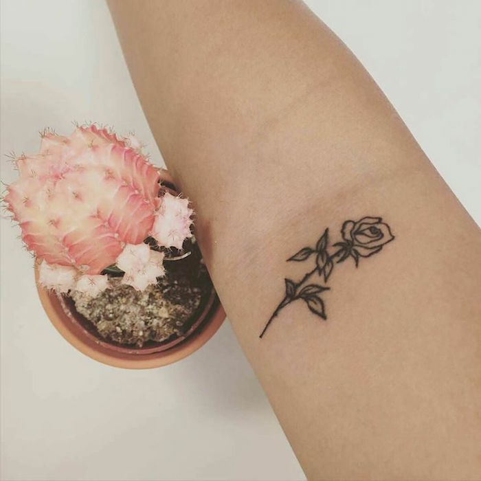 tatouage de rose bras femme petit tattoo fleur noir et blanc