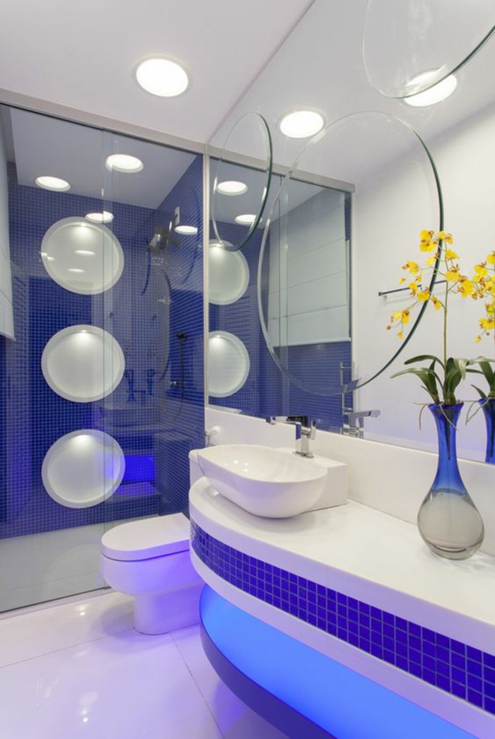 petites salle de bain en bleu foncé et blanc avec motifs grandes bulles sur la paroie de la douche 