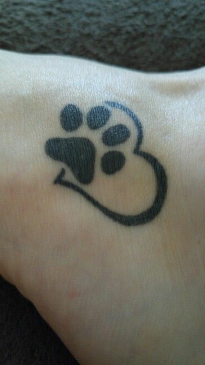 petit tatouage, patte de chat entourée de coeur, encre noire