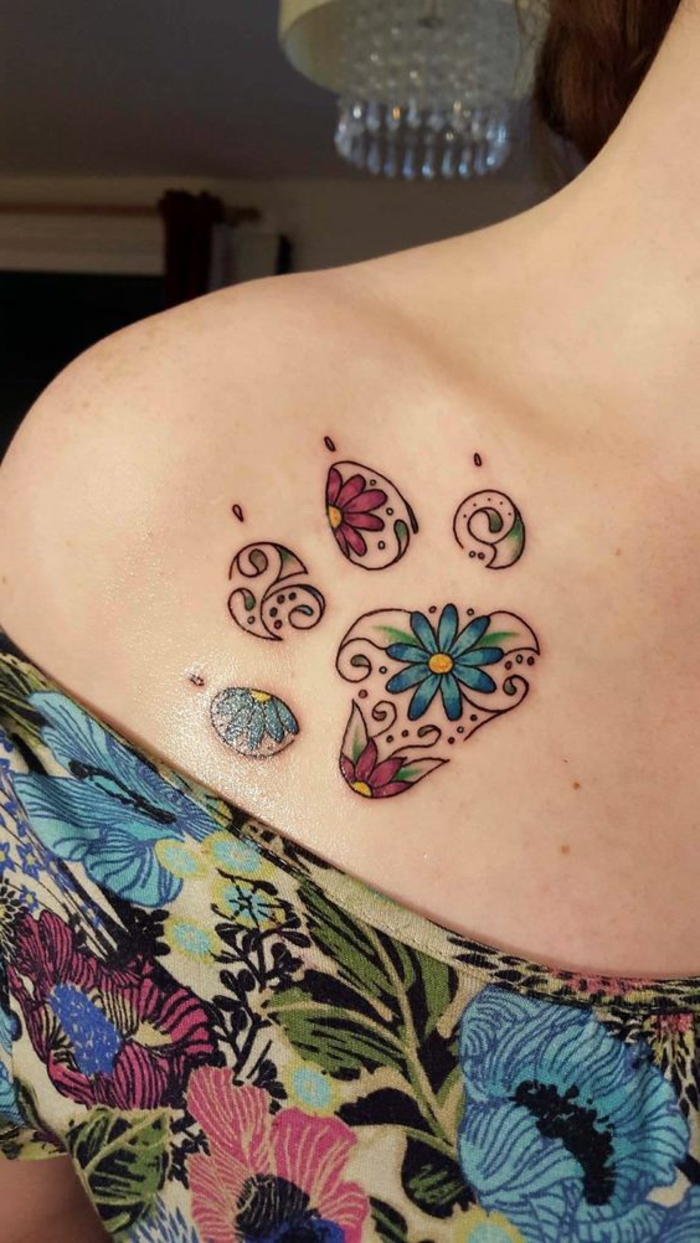 petit tatouage, tatouage sur l'épaule, dessin floral, robe florale multicolore